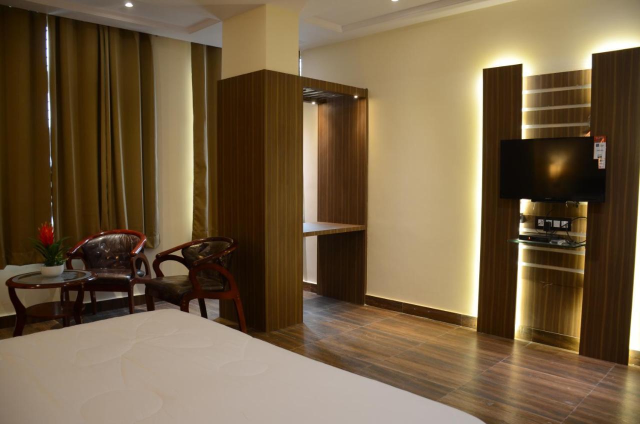 Puja Residency Hotel Varanasi Bagian luar foto