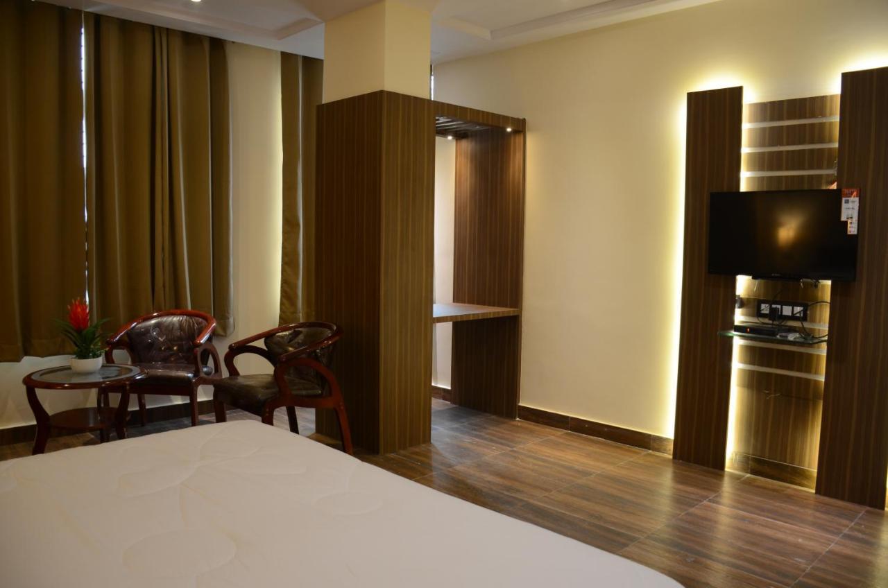Puja Residency Hotel Varanasi Bagian luar foto